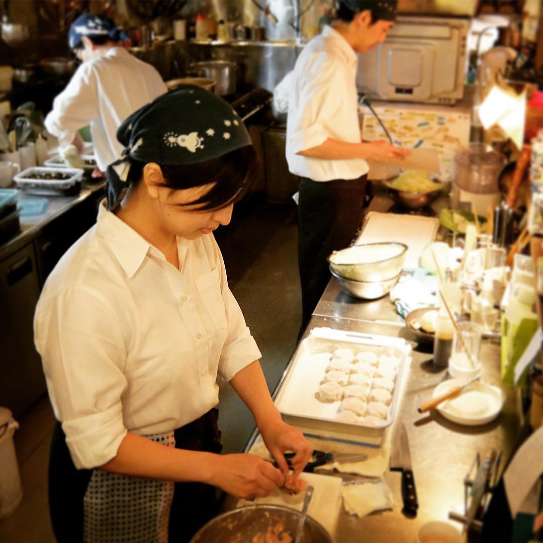 さてさて秋の大型連休も明けていつもの平日木曜日…今週はしばらくお休みしておりましたこの秋の新兵器は蒸し器を使ったあのメニューがフタタビ登場！店長ミヤザキ、せっせと包んでおりますよ！…って、今日はキッチンスタッフ、仕込みに大忙しです！たのんます！（お）