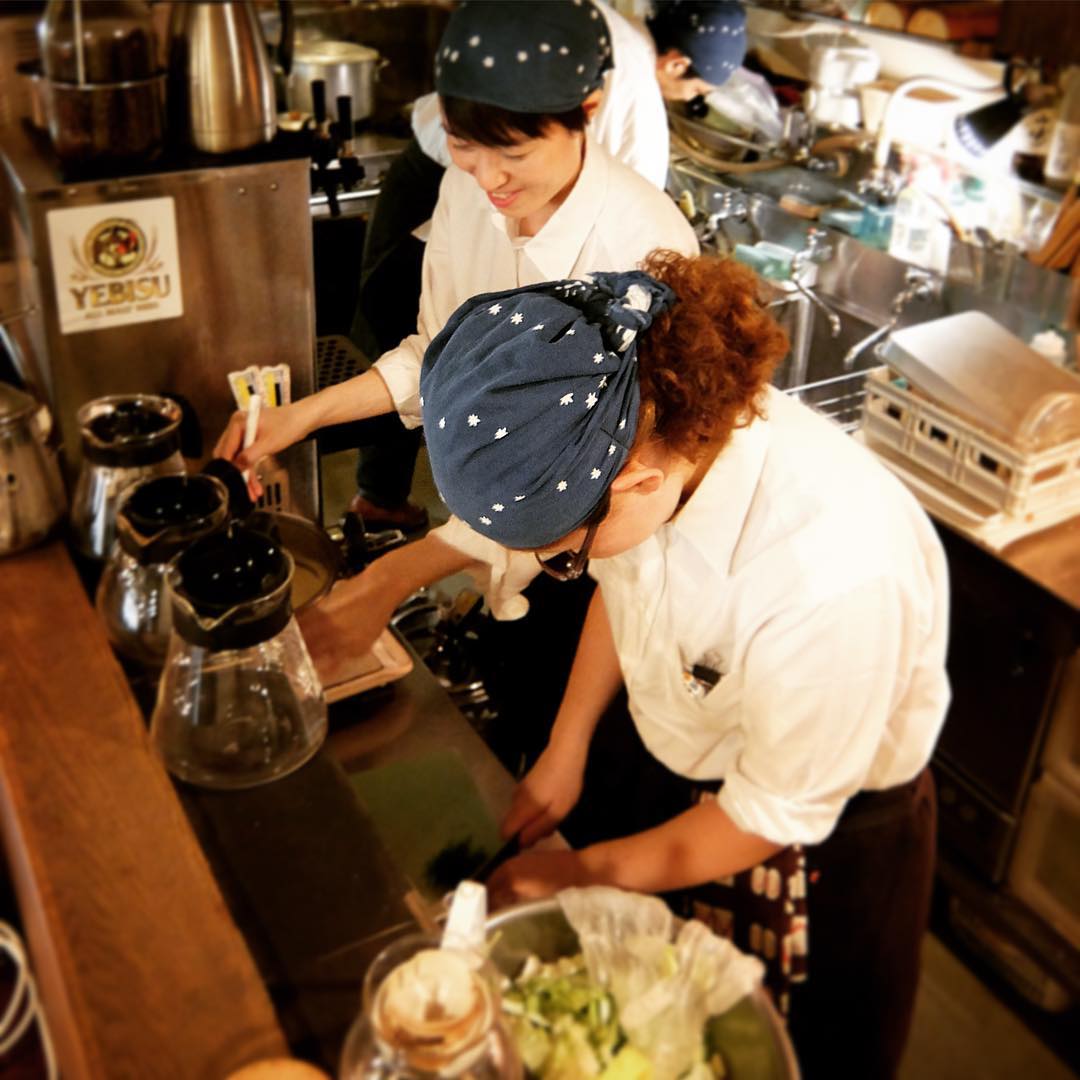 コジコが卒業して昨日から新体制の当店、今までと違って午後はうめさんがあれこれ仕込みの手伝いとかドリンカーの準備とか…ちょっと新鮮ですねと（笑）、お新香を漬けるうめさんにアイスの仕込みをするぬまっち…午後はなにかと忙しいのであります！（笑）（お）