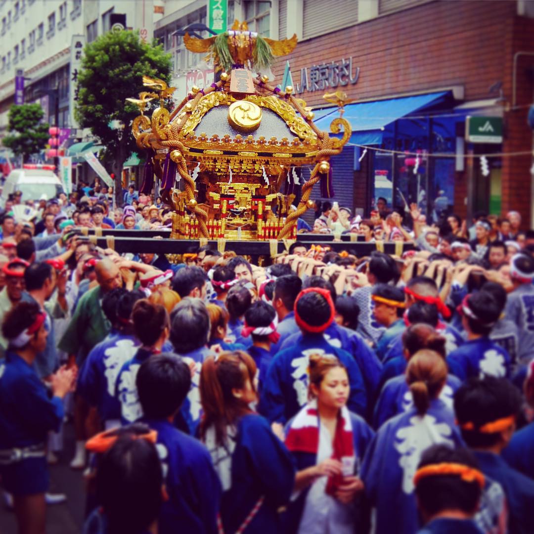 三鷹八幡様のお祭りも二日目は駅前中央通りをわっしょいわっしょいとお神輿が練り歩きます！腹に響く大太鼓の音、お囃子の調べ、三鷹の秋祭りは盛り上がっておりますな！（お）