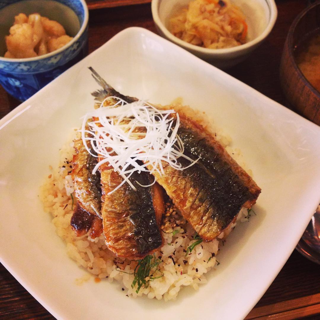 本日ランチ日替わりのイワシのかば焼き丼、個人的に（香味焼きと並んで）ランチナンバーワン定食です！今日は付け合わせにカリフラワーのあちゃら漬け付き。ご飯とかば焼きの間に、ゆかりと千切りの大葉をちらしてあるのが美味しさのヒミツです…！
さて、本日から新米がお目見えしてますよ♪（ぬ）