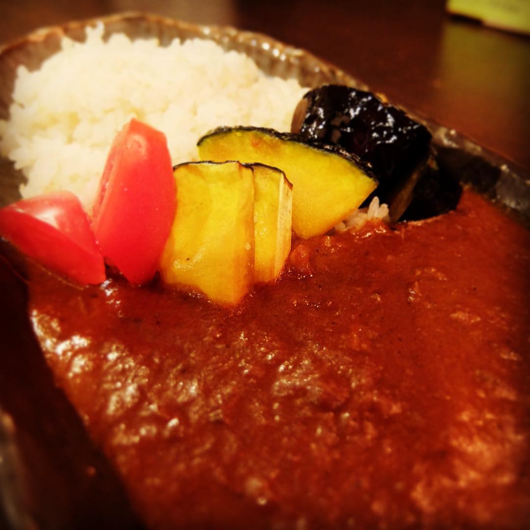 急に風が冷たいですなと日曜日、お昼はカレーもいいんじゃない！わりに作りたてのフレッシュなチキンカレー！ワタクシこのくらいが一番好きなのだなぁと、えぇ、でもやっぱり日替わりのエビフライも捨てがたい…って、あぁ、悩ましいお昼時でありますな！（笑）（お）