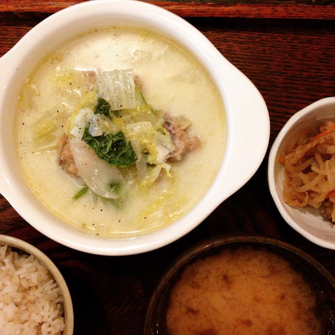 今日のまかないは、白菜と鶏手羽元のクリームシチュー。クリーム系は重くて…などの心配御無用。旨味しっかり、でもさらり。チキンはほろほろと柔らか。思わずおかわり！と叫びたくなる美味しさです。ごちそうさまの後はデザートタイムへ…食欲の秋だー！（な）