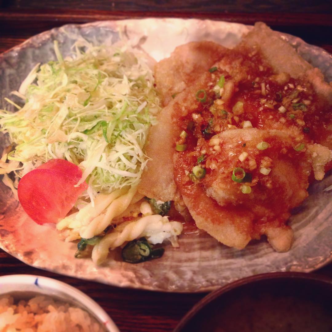 今日のまかないは「豚のから揚げ中華香味だれ」！通称「豚から」の名前でお馴染みのお客様にも愛されているメニューです。カラッと揚がった豚肉に、中華香味だれが染みて（＾ν＾）美味しいんですよ！三連休中日、豚からを目指して渋滞を乗り越えていらしたお馴染みのお客様にも無事にお召し上がりいただけて何よりです。（笑）ありがとうございます♩（ぬ）