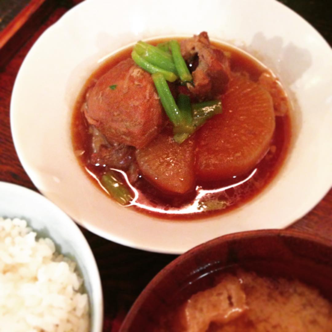 今日のまかないはランチ初登場、「大根とスペアリブの煮もの定食」です。お箸でホロリと崩れるほどに柔らかく煮たスペアリブとみずみずしい大根。こっくり甘辛い味付けですが甘さが控えめなのか食後お腹がスッキリしております。そして体はポカポカです。（うめ）