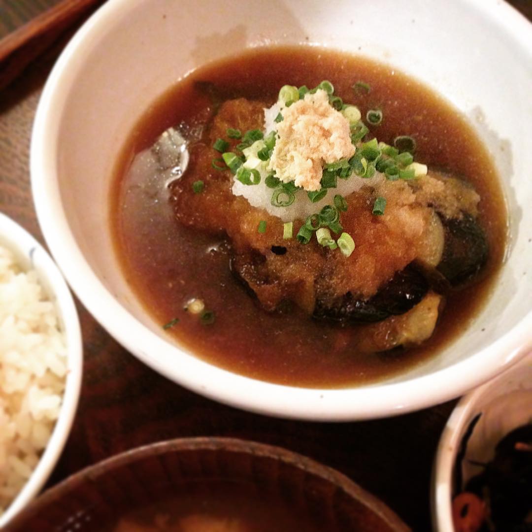 今日のまかないは「サバと揚げ茄子のおろし煮定食」です。サバの優しい甘味と大根おろしと生姜のさっぱり加減が美味しかったです。おつかいに行ってきたら外が思った以上に寒くて冷えた体にありがたい定食でした。（うめ）