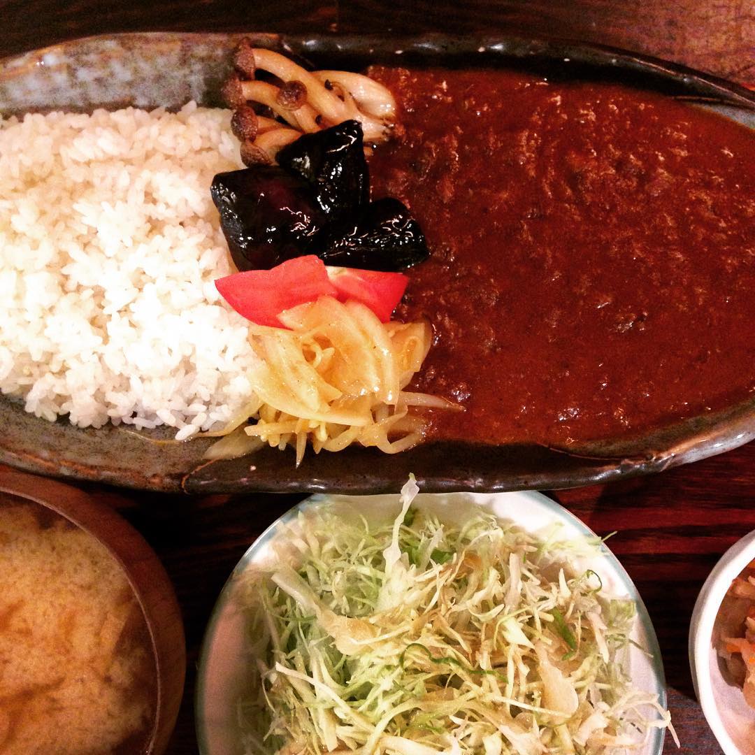 今日のまかないはチキンカレーです。キャベツ山盛りはクボさんのやさしさ…ごはんも多め、お味噌汁まで飲んで、完全に食べ過ぎです。でも、今日はここから長いからいいんだいいんだ！と開き直り、ペロリと完食。ごちそうさまでした！（な）