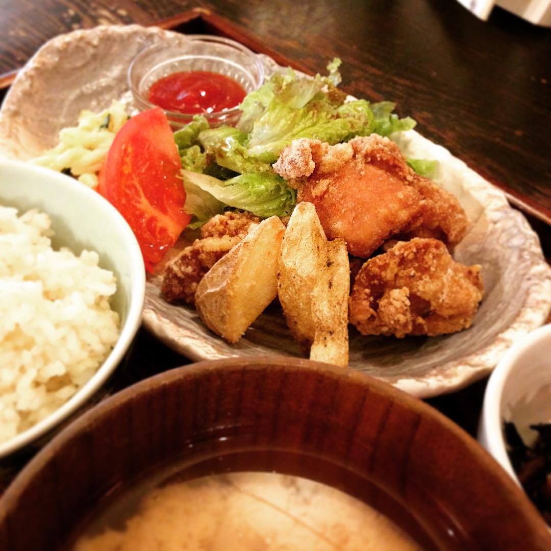 今日のまかないは、毎日でも食べられる「鶏のから揚げとポテトフライ定食」です。ほんのり隠し味にカレー粉が入っているのがリトスタならでは。ご飯が進む進むです。（うめ）