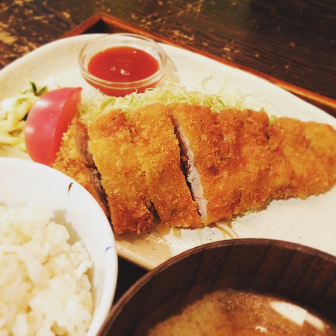 今日のまかない、「しそちりめんとんかつ」です。たくさんお客様いらしてくださってバッタバッタ動いていたら「とんかつ食べたい！」となりました。噛むほどにちりめんの香ばしさが。。そしてそして、最近お味噌汁が美味しいんです。今日はなべさんのつくったお味噌汁、しみじみしました。（うめ）