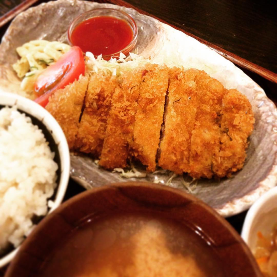 今日のまかないは「しそちりめんとんかつ定食」です。ちりめんが香ばしいですね、しそがふんわり香りますね、たれをつけてもつけなくても美味しいとんかつです。そしてキャベツも柔らかくて美味しいです。（うめ）