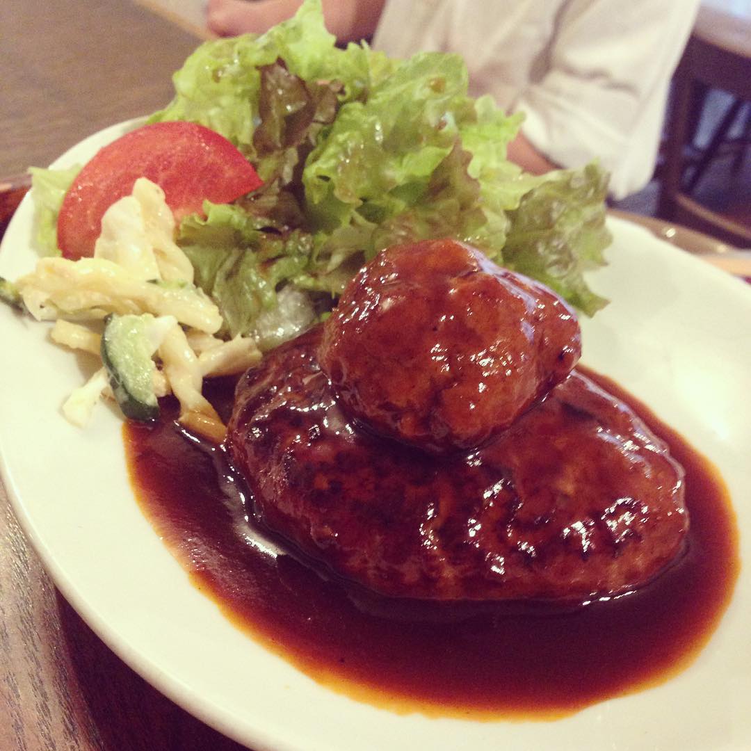 子ガメのっけハンバーグ、先日のまかないでいただきました^ ^夜までお腹が空かないようにと、店長のはからい…スミマセン、燃費が悪いもので（笑）ありがとうございます！！小さい方もジューシーで食べ応えのあるハンバーグでした！そして夜まで大盛況いただいて何より何より〜*（^o^）/*（ぬ）