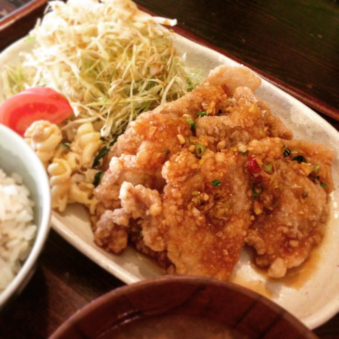 今日のまかないは「豚のから揚げ中華香味だれ定食」です。平日お目にかかる機会が少ないので見逃せないメニュー。食べ応えがあるのに中華香味だれでさっぱり、そしてキャベツが甘くおいしく感じます。お腹が満たされました。（うめ）