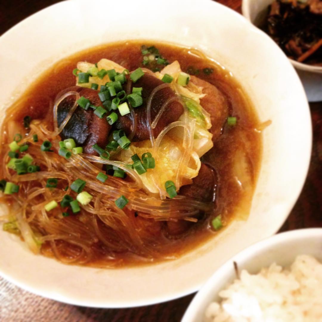 今日のまかないは「肉だんごのオイスターソース煮込み定食」です。冬らしい寒さな今日この頃、こっくりオイスターソース煮込みはいいですね。okayanお母さん特製の椎茸は歯応えが違います、噛むほどに味が染みました。ごちそうさまです。（うめ）