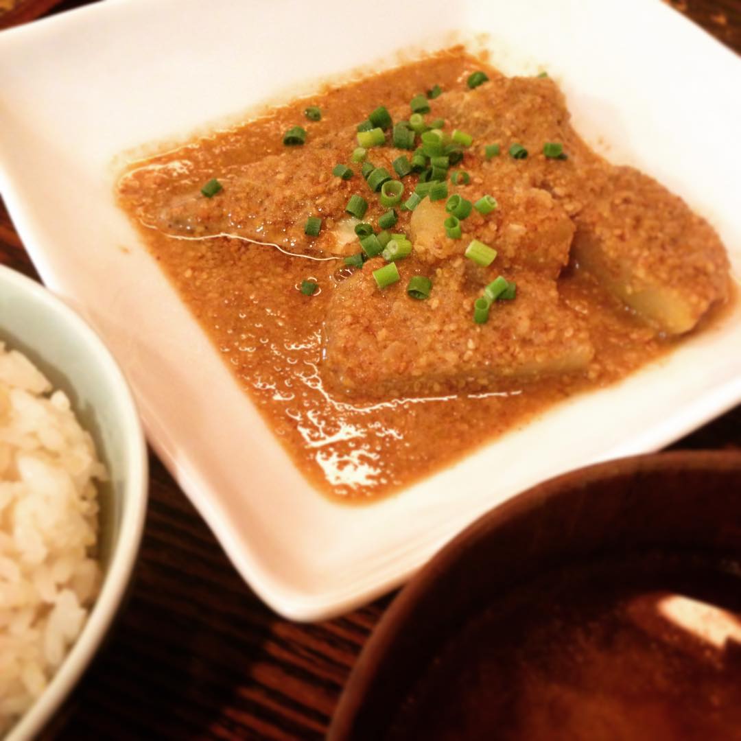 今日のまかないは、「サバとじゃがいものごま味噌煮定食」です。お客さまから「さばの香りが口に広がったよ」と感想伺ってから楽しみにしてました。確かに。。身がふっくらしていてサバの香りが口に広がりました。美味しい魚を食べた満足感に包まれております。（うめ）