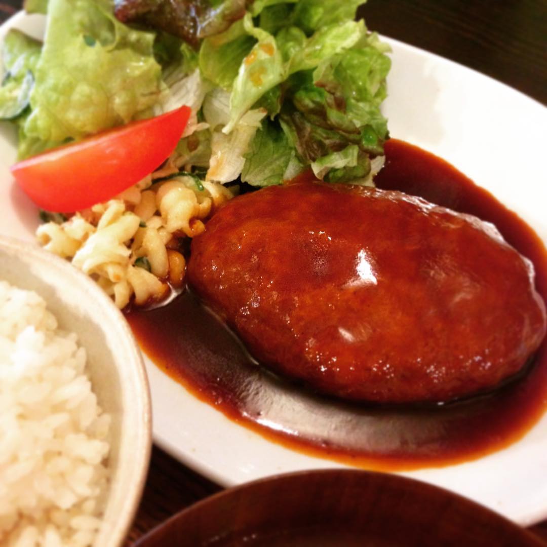 今日のまかないは定番「ハンバーグ定食」です。ひと仕事働いたあとのハンバーグはエネルギーがじわじわ補給されるようです。そして付け合せ野菜にも勢いがありますね、冷たい水を吸わせてシャキッとさせてからお出ししてるのでみずみずしくて柔らかいです。バランスのとれた定食だとおもいます。（うめ）