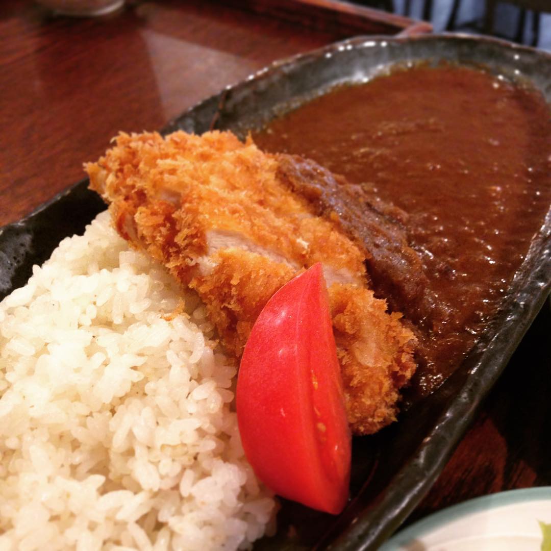 週明け早々、カツカレーと共に登場です。揚げたてのチキンカツをカレーでいただく…ちょこっとつけながら、どっぷり浸しながら、思うがまま、やりたい放題のまかないタイムでした。いや〜美味しかったです！（ぬ）