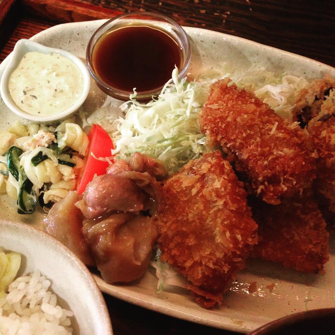 今日のまかないは、かぼちゃときのこの豚肉巻きフライ、タルタルを添えて！しかも、昨日と同じだから、ちょこもりから好きなの一品のせてあげるよと…そこで里芋と鶏肉の煮物にしてもらいました。贅沢だなぁ！もちろんペロリと完食です。（な）