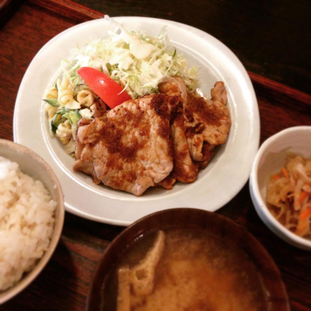 私の中で不動のナンバーワン「豚肉の香味焼き」。器で雰囲気が変わりますね、今日は洋食屋さん雰囲気の器でいただきます。行儀が悪いのは重々承知ですがタレをご飯にかけずには終われません。（うめ）