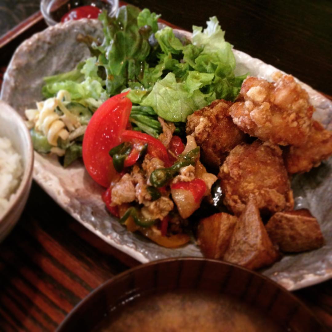 柔らかくそしてジューシー。「鶏のから揚げとポテトフライ定食」、今日のまかないです。中央に添えられた香味炒め、これはスタッフの特権！？わがまま？？でつけてもらいました。香味炒めだけでご飯一膳いただけてしまう魅惑のまかないになりました。（うめ）