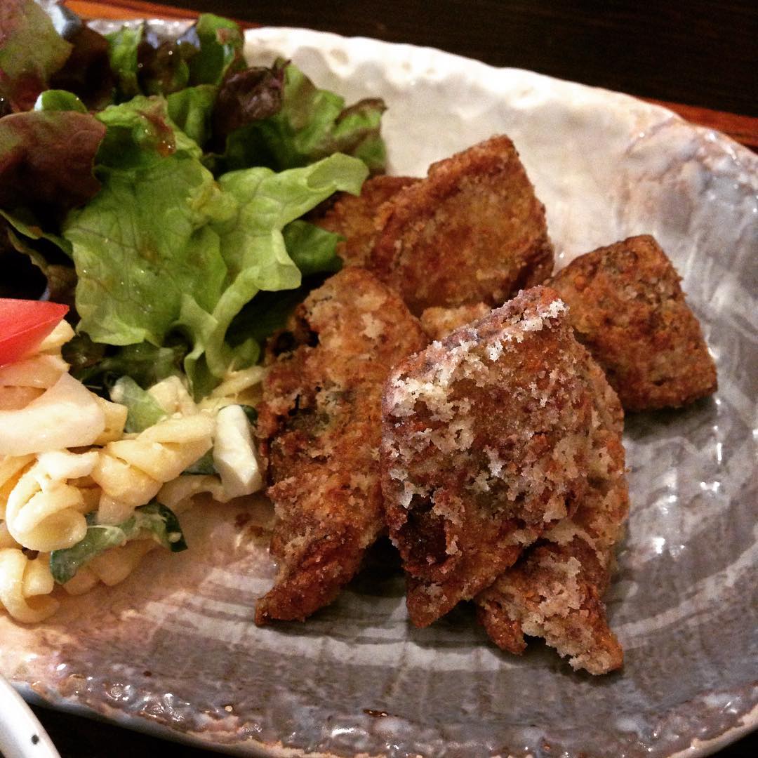 今日のまかないは、サバのカレー竜田揚げです。サバとカレーの組み合わせ、実は初めて食べましたが…すごく合う！おいしい〜！カレー風味でからりと揚がったら、それはもうご飯がすすみます。サバの良さを引き立てるカレー、いい仕事してるなぁ。（な）