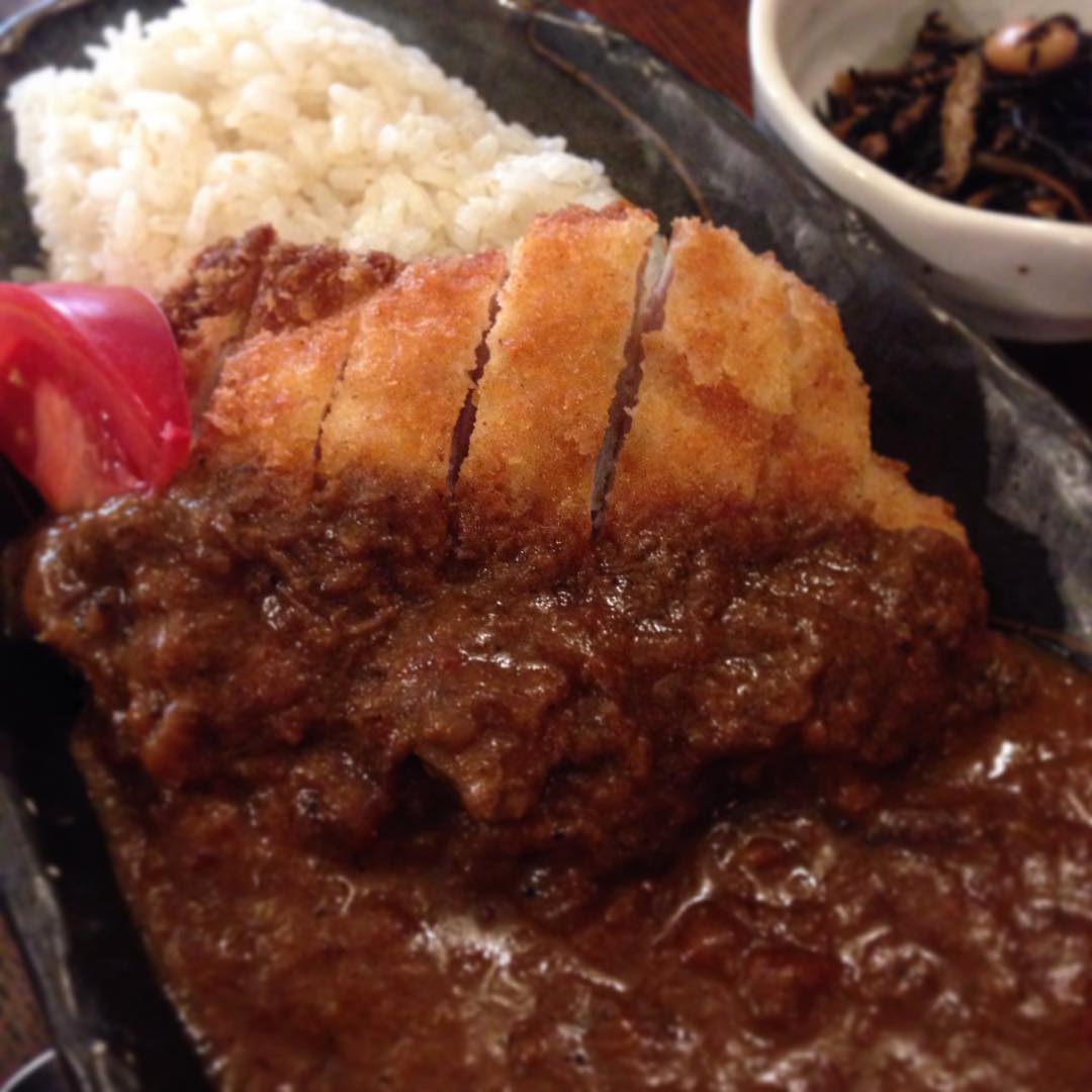 今日は「チキンカツカレー」です。空腹感から想いが強くて接写すぎたでしょうか。少食の方、食べきれるかしらと思う方もいらっしゃるでしょうが、美味しいお肉のカツなので香ばしくて重くないです。ぜひ。（うめ）