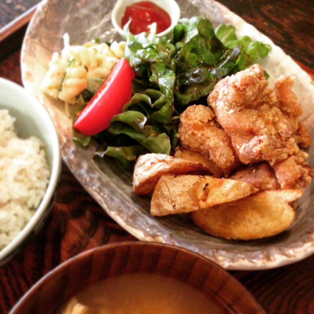 今日のまかないは「鶏のから揚げポテトフライ定食」です。ザ・王道定食ですが、毎回ほんの少しずつ味が違うのが楽しいです。ちなみに今日はお肉が大きめで頬張る感じの大きさ。柔らかい味だったような。お腹が満足といってます。（うめ）