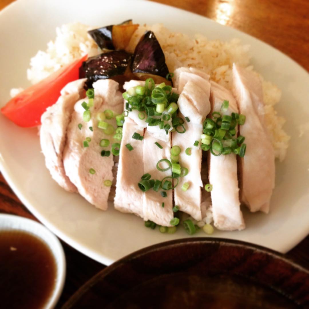 今日のまかないは「ベトナム風ゆで鶏ごはん定食」です。たくさん働いたあとはついついご飯大盛に。食べたあともたれの余韻が残ります。ダイエットには腹八分目がいいらしいですね、、ダメだ食べてしまいます＿|￣|○（うめ）