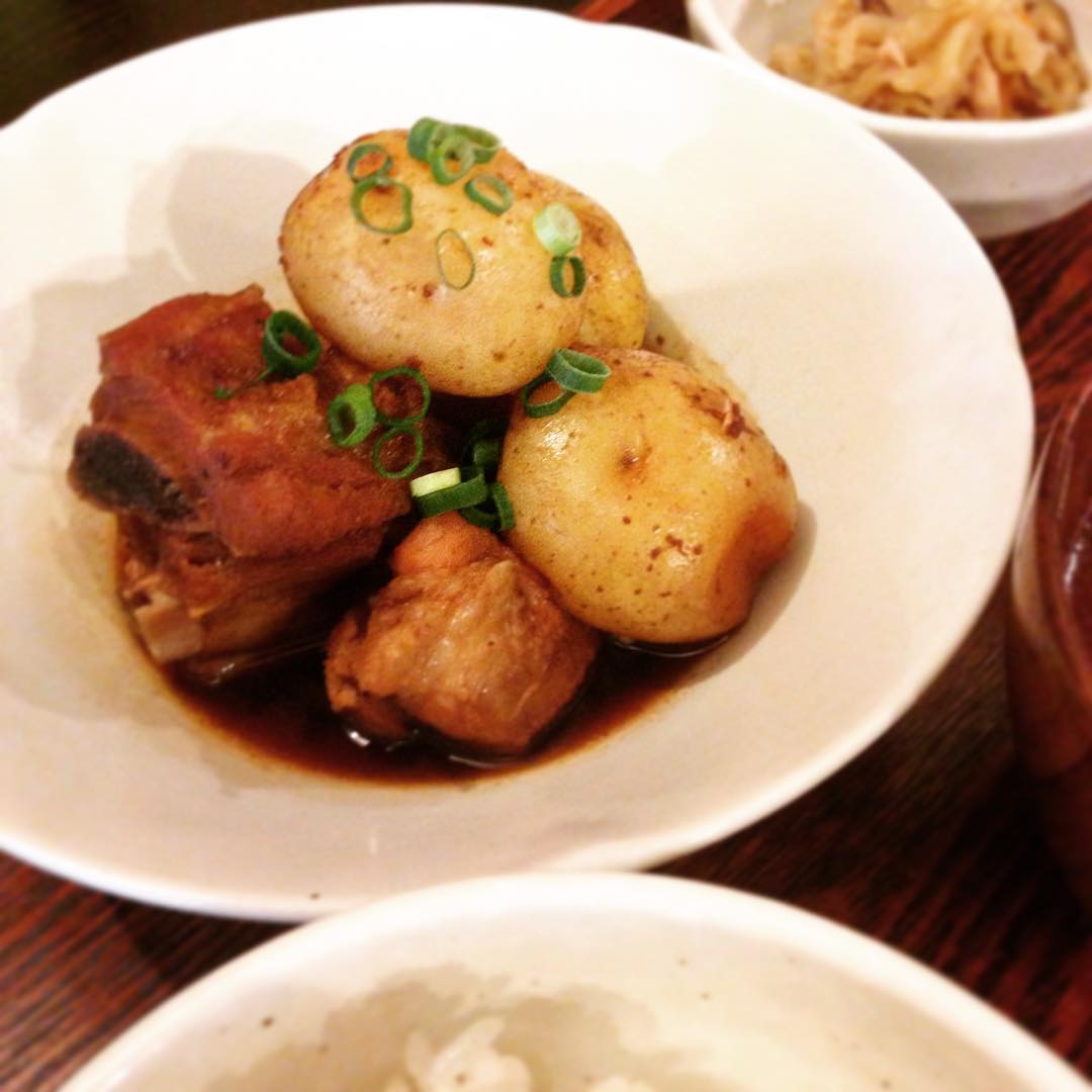 今日のまかないは「新じゃがとスペアリブのこっくり煮定食」です。お箸でほぐれるスペアリブ、噛めば噛むほど、、新じゃがは皮が薄くてみずみずしくて。こっくり煮こみつつお肉とじゃがいもの味もしっかり楽しめる定食でした。新じゃが、春ですね。（うめ）