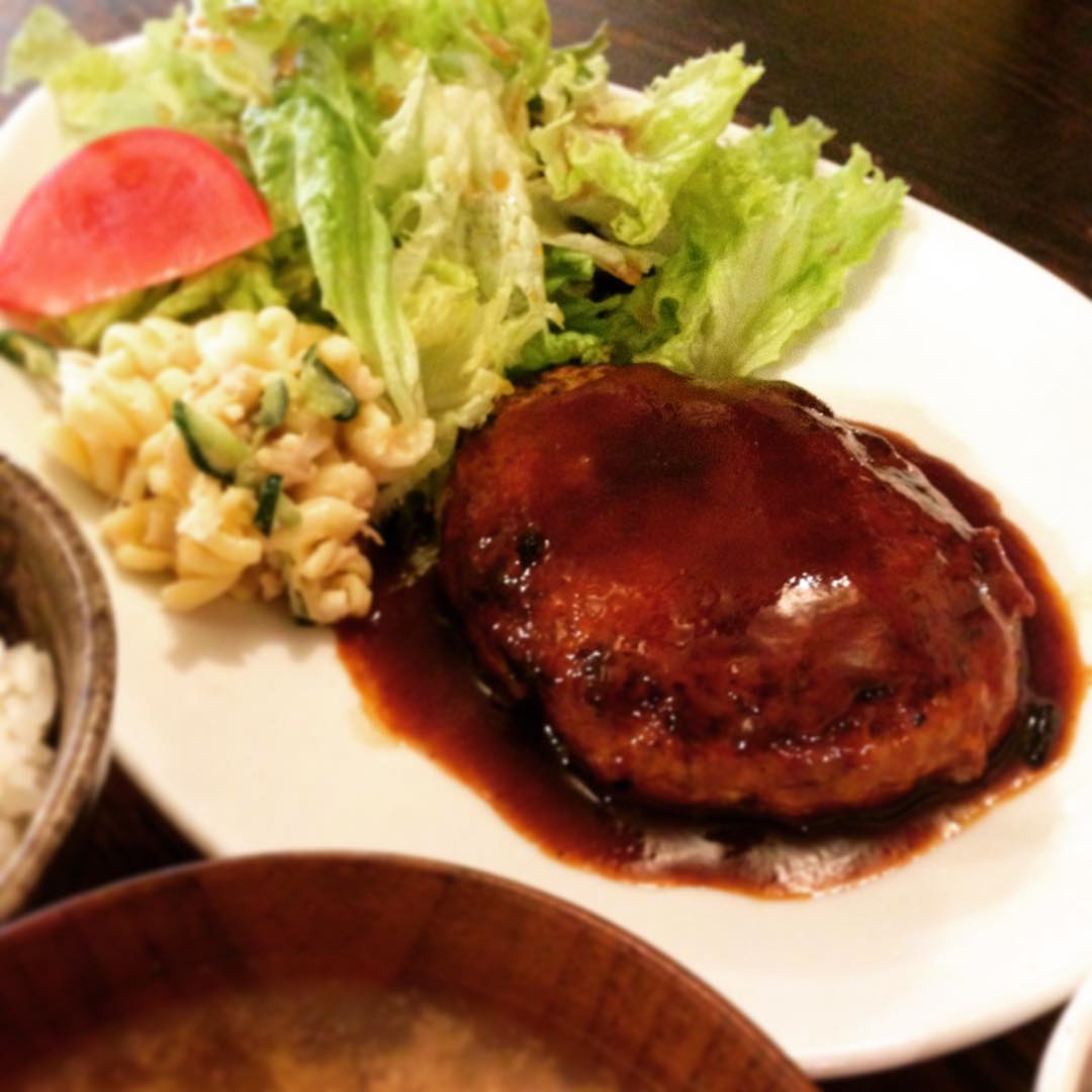 今日のまかないは、クボさんが焼いてくれました「ハンバーグ定食」です。キュッとしまったハンバーグ、私好きでした。リトスタで働き始めて3年、まかないが毎回楽しみです。それって幸せですよね（うめ）