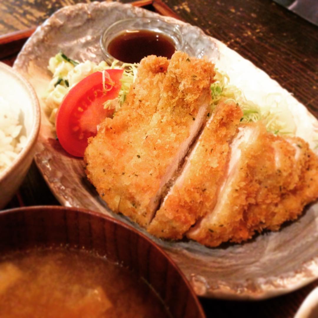 今日のまかないは、「チキンカツ・ハーブ風味定食」です。今日はお肉の揚がり方が絶妙です。衣は香ばしく、お肉はしっとり。思わずソースをつけずにたべちゃいました。そして久しぶりの週末シフト、週末常連のお客様にお声がけいただいたり、楽しい時間です。（うめ）