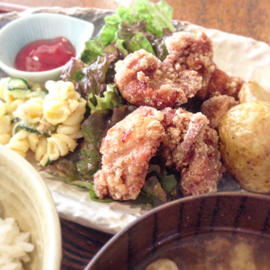 今日のまかないは「鶏のから揚ポテトフライ定食」です。日曜日は豚のから揚げ、今日は鶏、、、飽きませんもたれません！鶏肉に味がしみてます。ポテトフライの塩味がちょうどよいです。今日も美味しいです！（うめ）