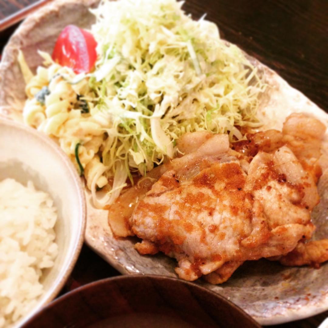 今日のランチ、美味しかったとちらほらお声がけいただきました「豚肉の香味焼き定食」。ありがとうございますと申しましたが、心の中ではそうです、そうなんです美味しいんです！！と激しく同意してました。やっぱり美味しいですよ！（うめ）