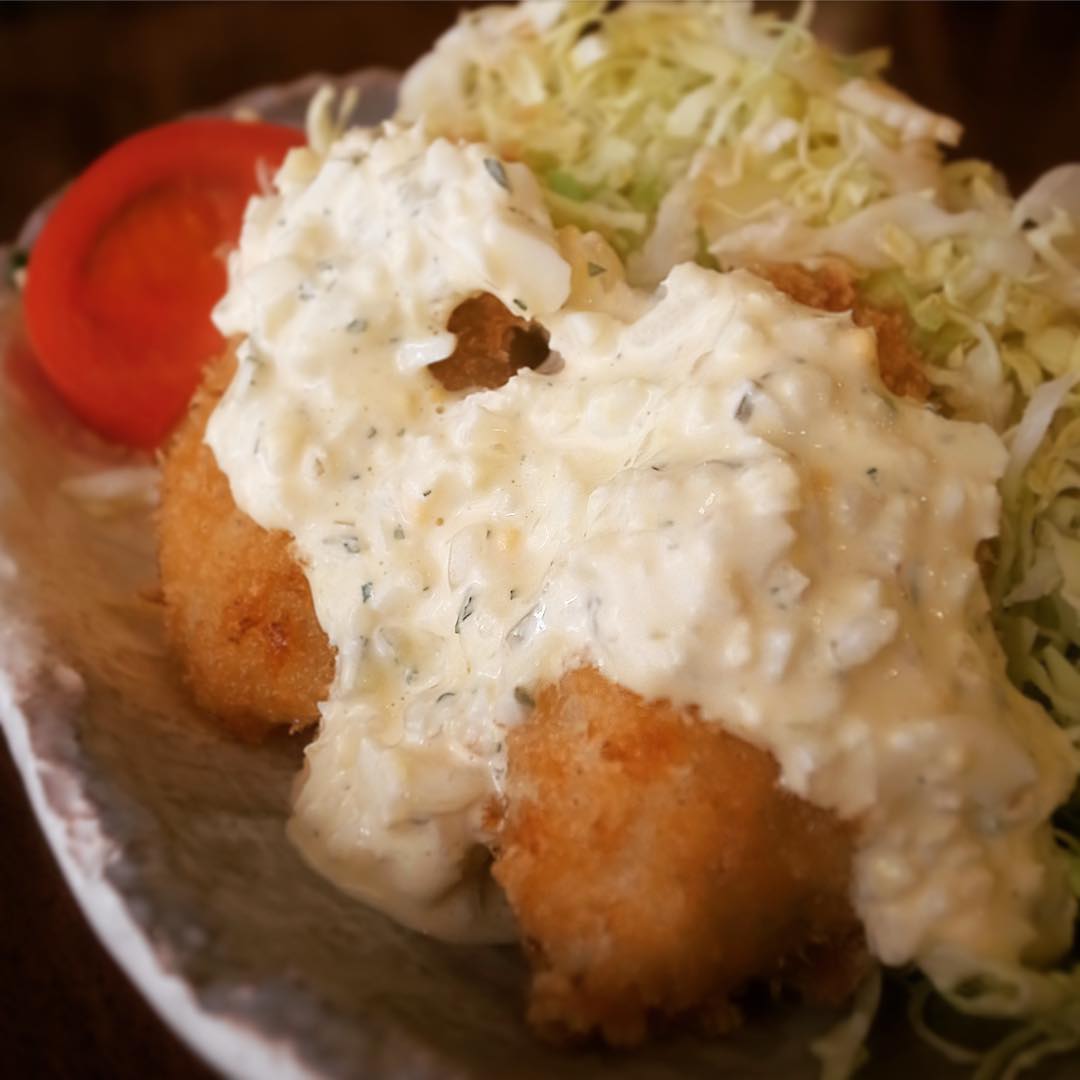 さてさて今夜のおススメはランチでも人気！「まとう鯛のフライ・タルタルソース」！いやいや揚げたてあつあつ白身魚のおいしさ！もちろん自家製タルタルにとんかつ、ダブルのソースでいただきます！ぜひ！（お）