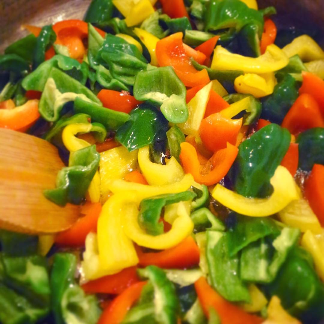 夏の小さなメニューは人気の「夏野菜の梅オイル蒸し」…大鍋でざっくり仕込み中はあまりにもラスタカラーで気分も夏ですな！（笑）（お）