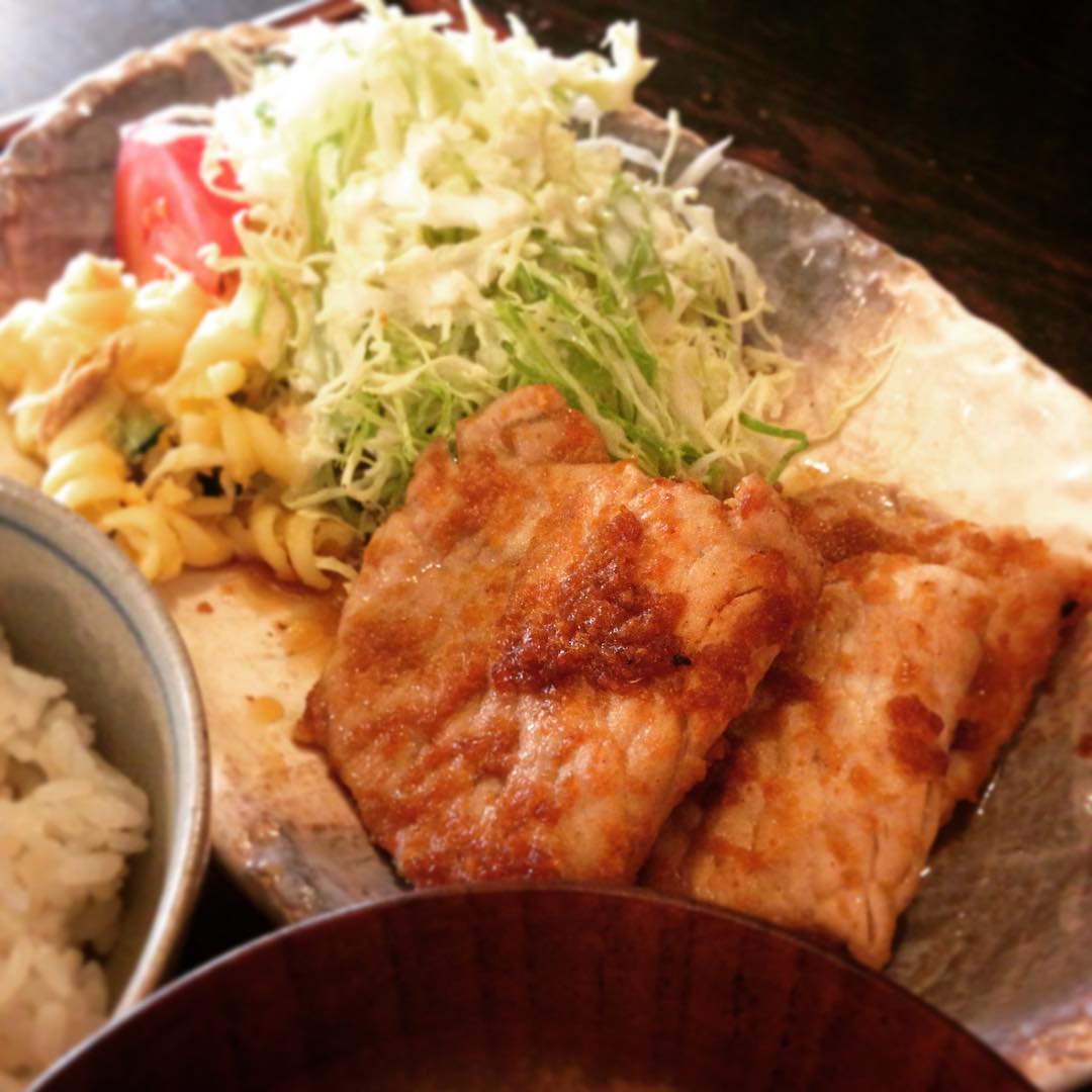 今日のまかないは「豚肉の香味焼き」いただきました。ピューレ状にした香味野菜に調味料を加えたタレ、あと火加減、これがお肉を柔らかくしてくれますね。キャベツも柔らかい！です。