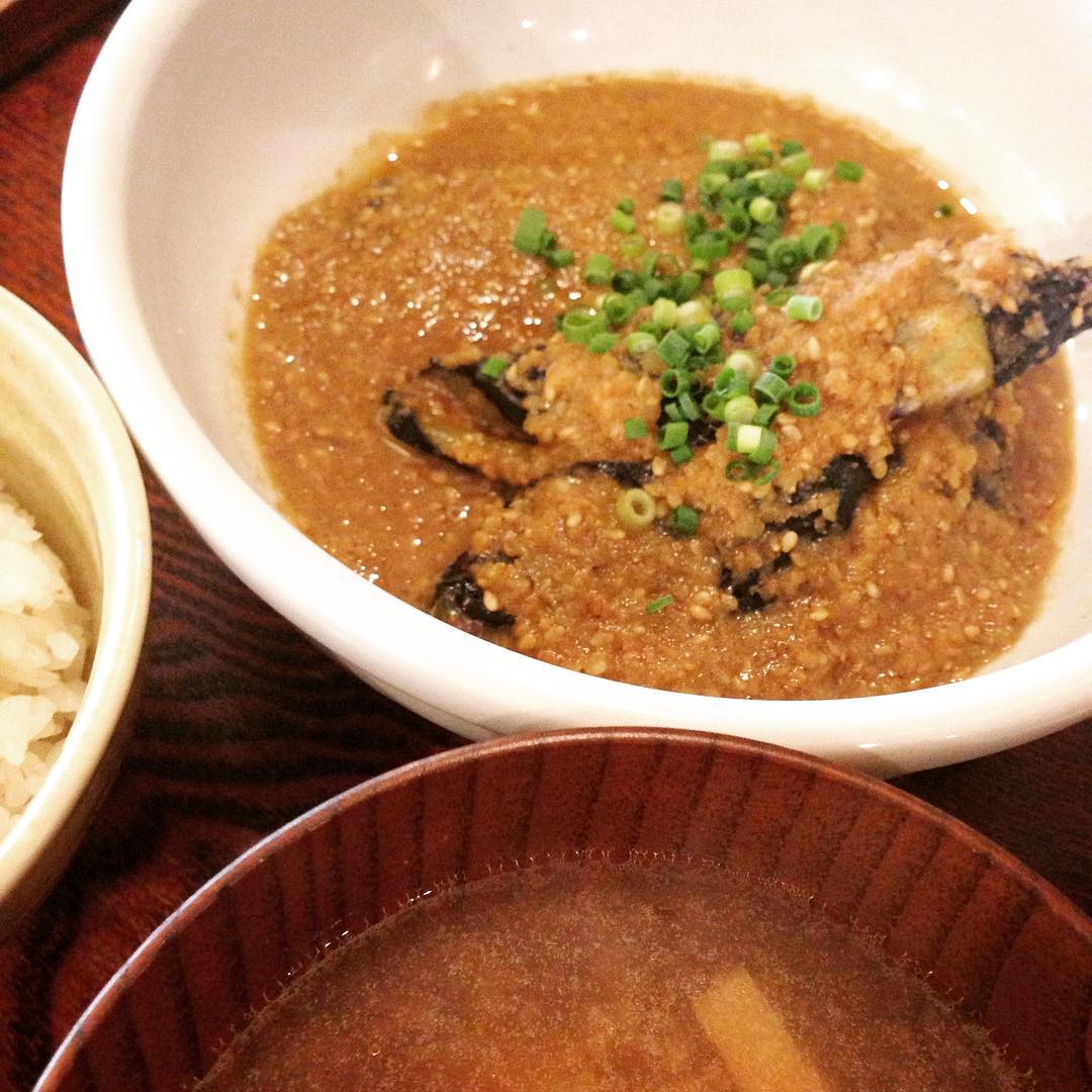 今日は「サバとナスのごま味噌煮定食」です。とにかくゴマがたっぷり！おつゆがゴマでつぶつぶしてます。スプーンで最後まですくってご飯にかけて食べるも良しです。セサミンという言葉が頭にちらついた今日のまかないでした。（うめ）