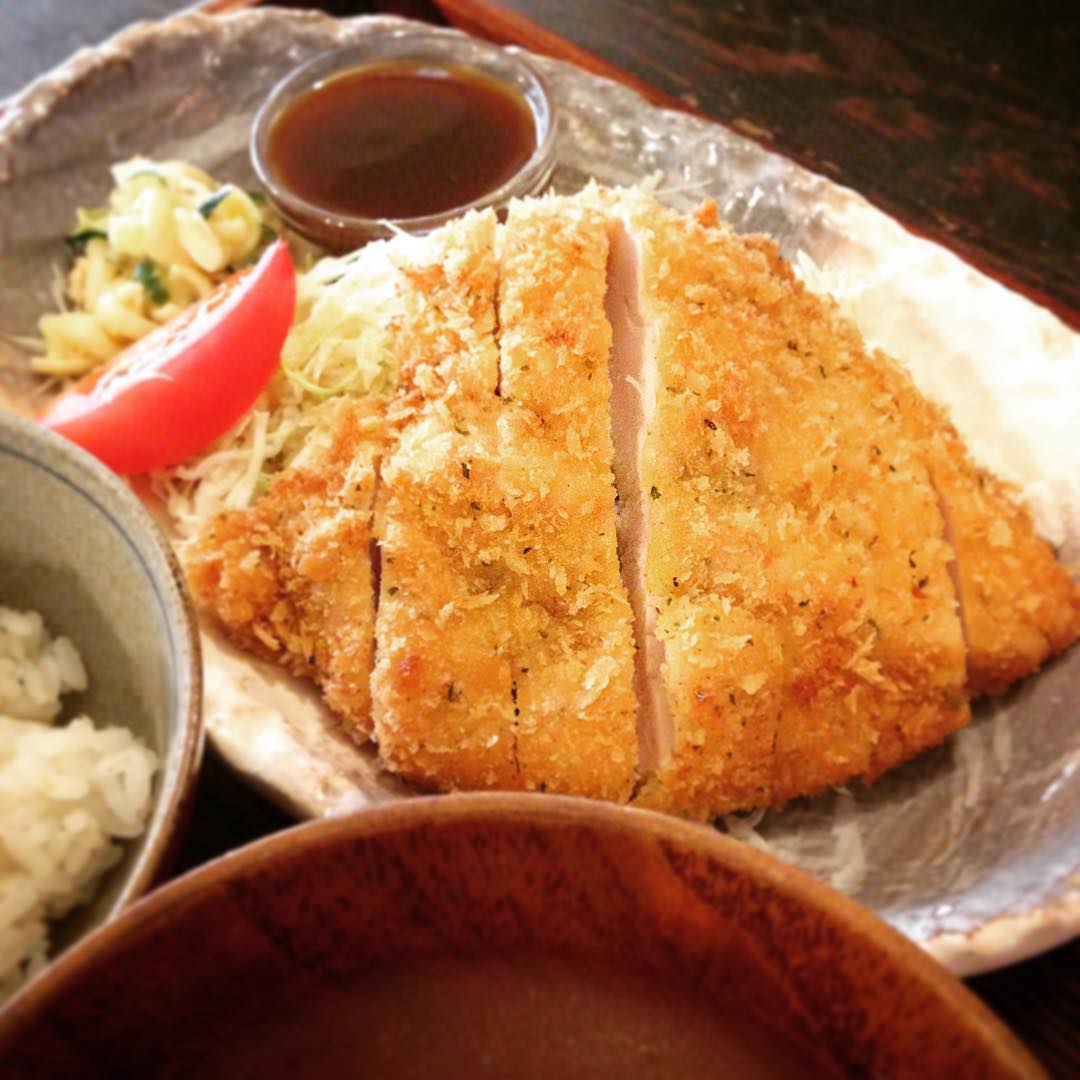 今日のまかないは「チキンカツハーブ風味定食」です。パン粉にハーブと粉チーズを加えたカツ。ソースなしでも美味しいです。半分そのまま、半分ソースをかけて、これまた楽しいご飯です。（うめ）