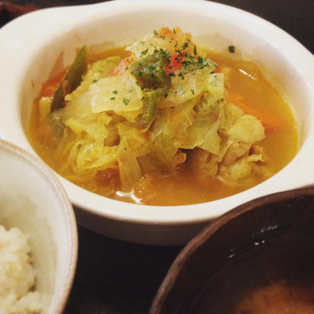 昨日煮込まれてる時から気になってました「手羽元とキャベツのスパイススープ煮」いただきます。とにかく具だくさん！キャベツだけじゃないです、玉ねぎ、にんじん、ピーマン、、くたくたに煮込まれて甘みをだしてくれてます。スープはほんのりカレー味。野菜ありがとう！な気分です。（うめ）