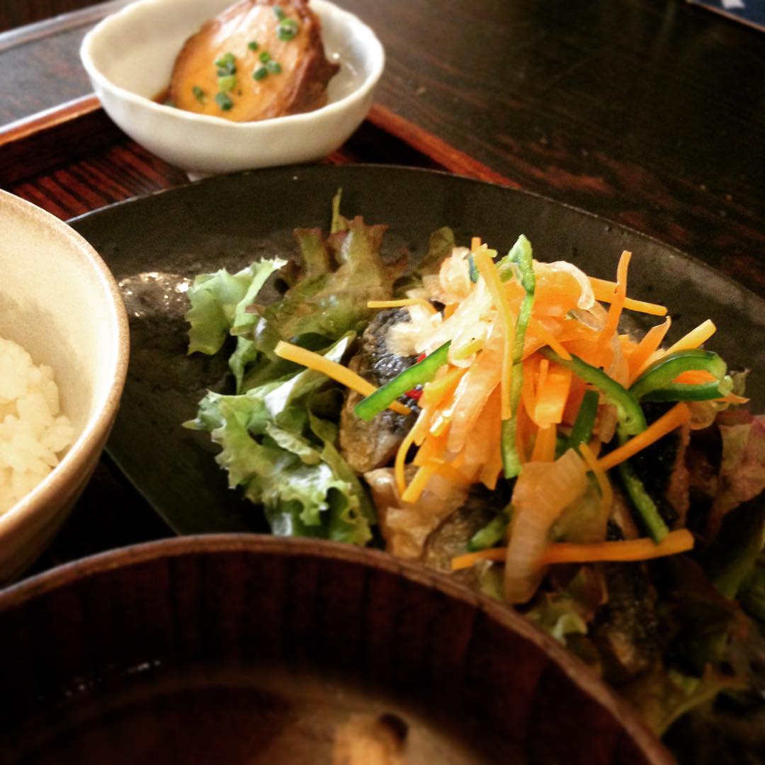 今日の日替りはお魚！「いわしの南蛮漬定食」です。脂がのっているので酸味のなかに甘さを感じます。夏バテの方もオススメです。そして南蛮漬けの奥でぼんやり写ってるのは、本日の「ちょこもりランチ」よりおまけでつけてもらいました！豚肉巻たまごの甘辛煮。八角がふんわり香るのがいいんです。今日もごちそうさまでした！（うめ）