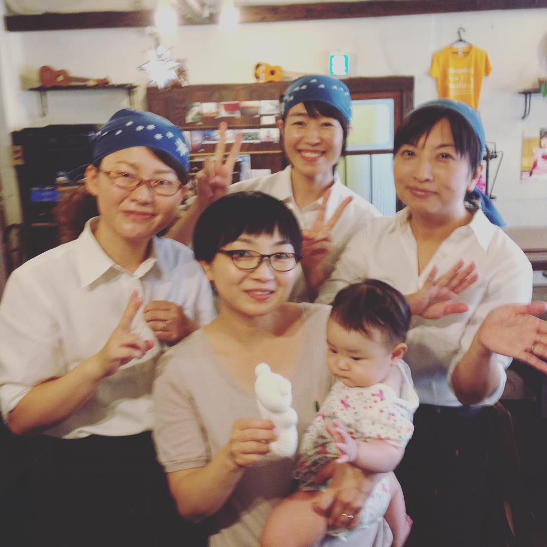 元キッチンスタッフ・ハマちゃんが珠月（みつき）ちゃんとご来店！卒業間近のウメさんとパチリ。（麻）