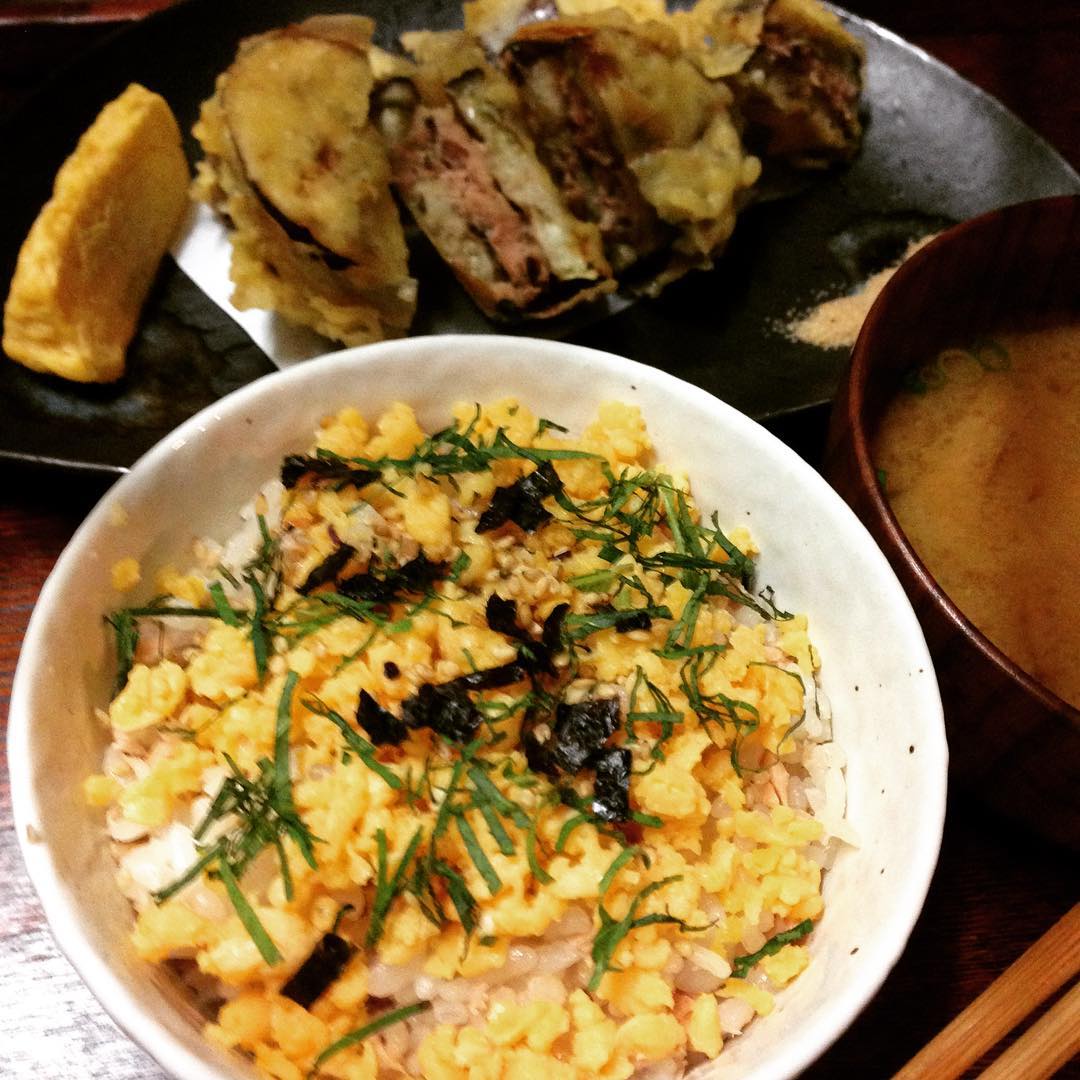 今夜は宴会のお客様のおかげ！まかないのご飯も豪華版です。シャケのちらし寿司の向こうに見えるのは、なすのはさみ揚げ。カリッとジュワッと美味しくいただいています。（ふ）