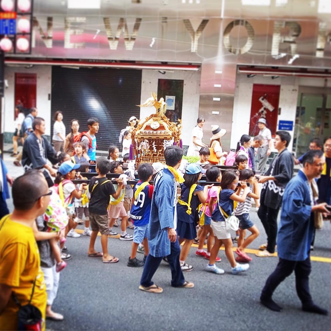 さてさて東京三鷹は八幡さまの秋祭り！そこどけそこどけ！こども神輿のお通りだい！って、元気のいい掛け声がこだまする日曜は昼下がり、南口中央通りであります！（お）