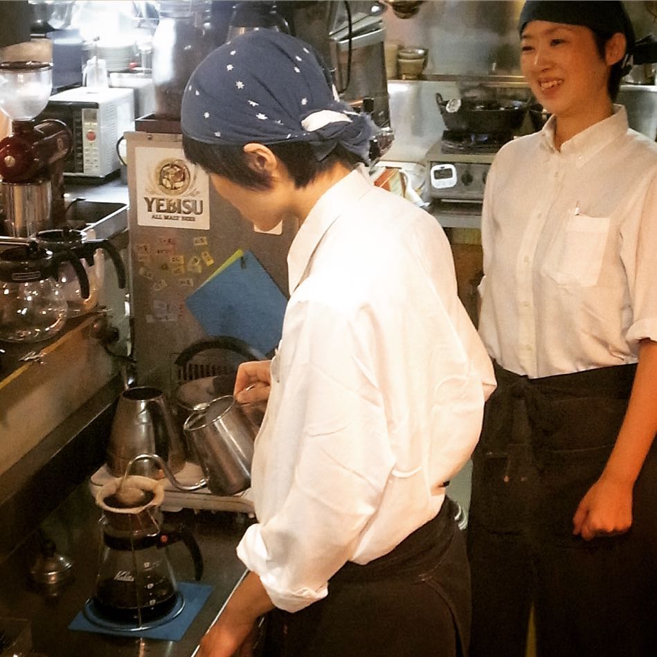 昨日初のコーヒー修行！は新スタッフの西島さん、先輩でベテランぬまっちのコーヒー抽出をどれどれと見学…あとでまたコーヒー淹れてもらいますね！（お）