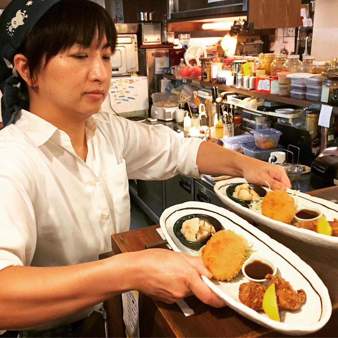 秋分の日の昨夜は先日もご来店でした元スタッフのはぶちんが大学時代の友達のみなさんと小さなご宴会！店長ミヤザキおまかせコース！メインはコロッケと定番鶏のから揚げでしたよ！（お）