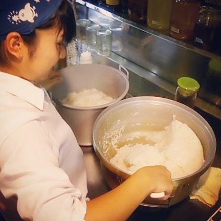 さてと雨の土曜日、三連休初日ですが、えぇ、遅ればせながら当店ごはんは今日から新米！ランチ独り立ちのこちらも新米パダワン青柳さん、ガス釜で炊いたあつあつごはんをわっせと保温ジャー移してくれました！あー、賄い楽しみ！（笑）（お）