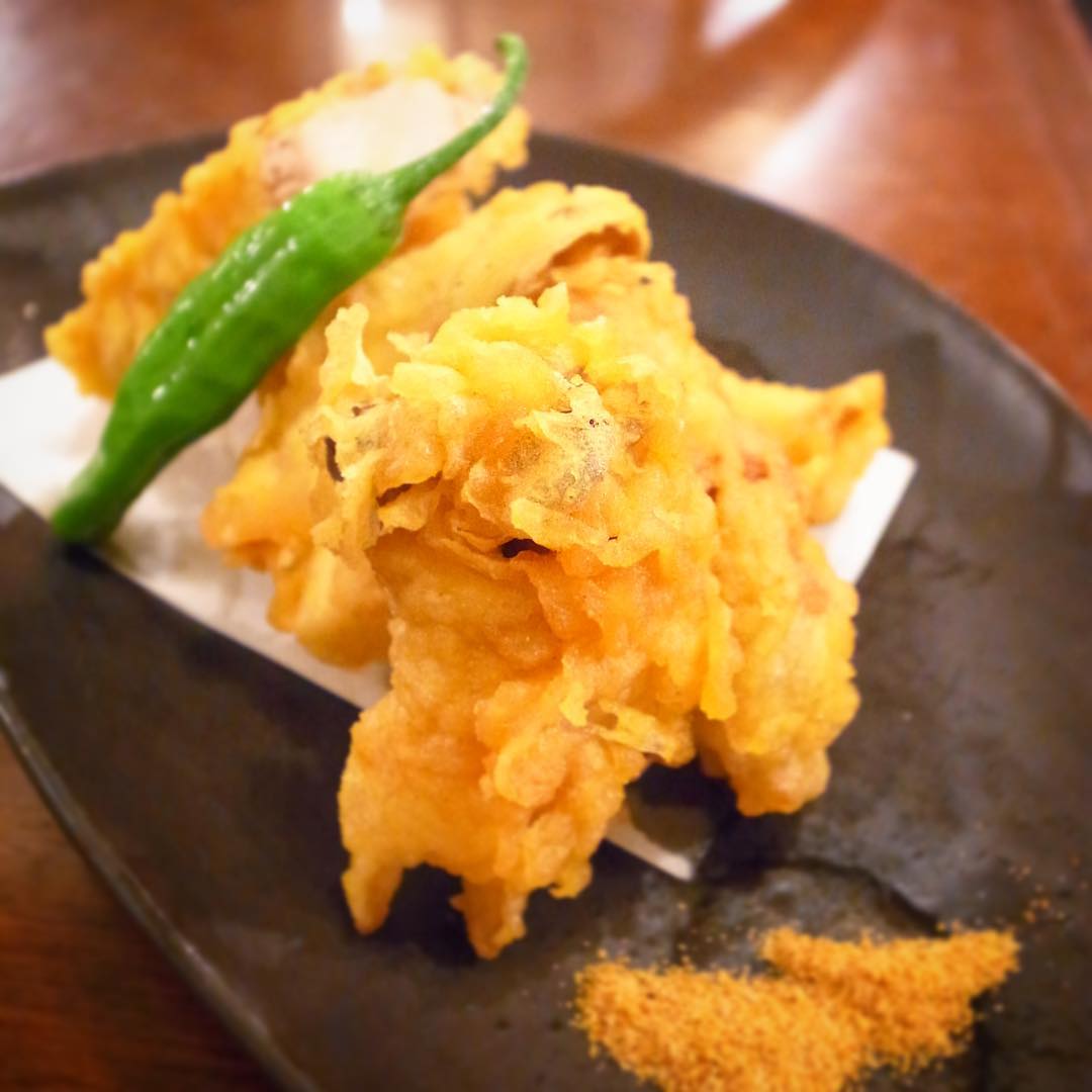 さてと地味に今日の新メニューは「長芋ときのこの豚肉巻き揚げ」…いつものれんこんの代わりに長芋なんですけど、しっとりあつあつほっくりと、ほんのり粘り気もありつつ、いや実に上品なお味ですよ！（お）