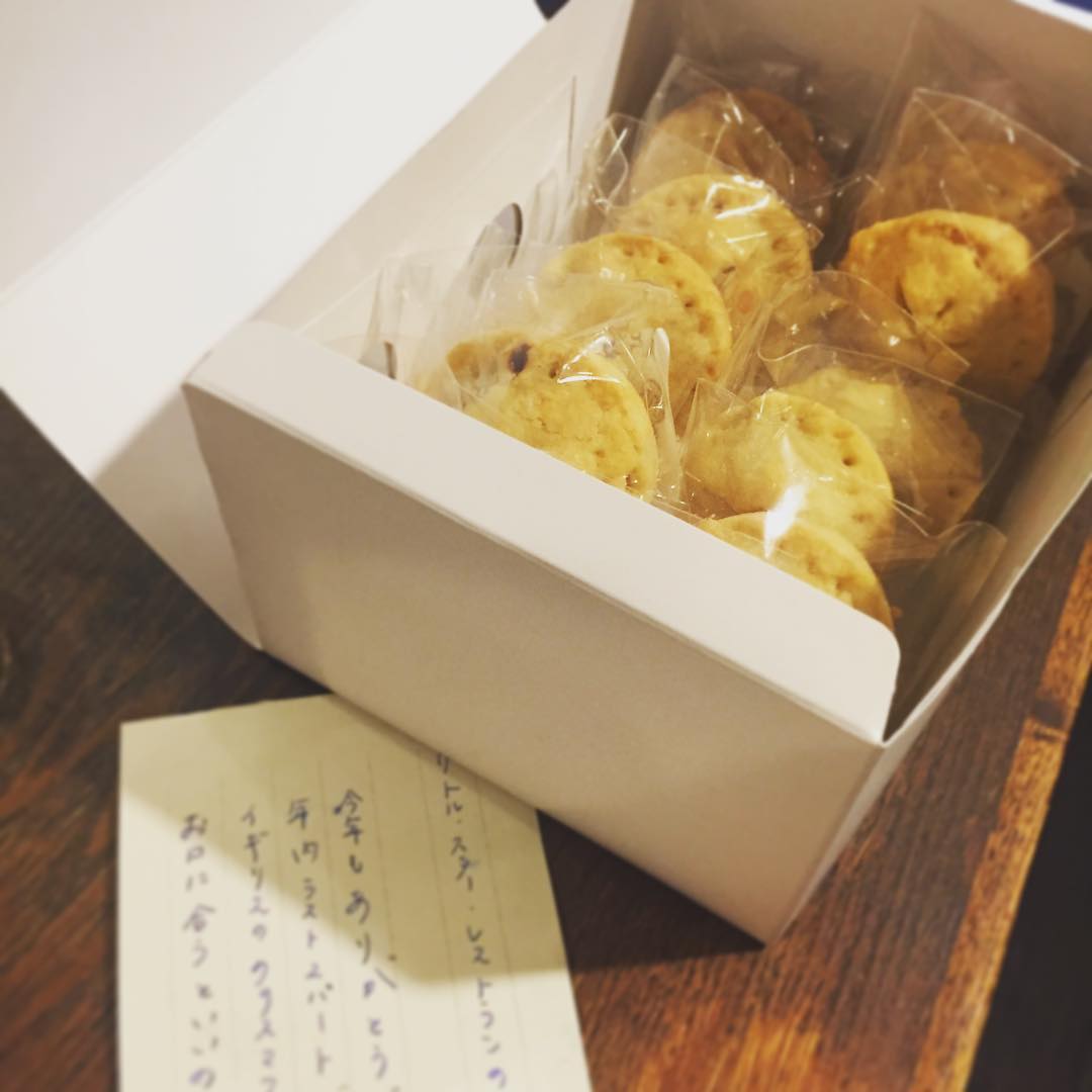 こいけ菓子店のけいこさんより、お歳暮をいただきました！イギリスのクリスマス菓子、ミンスパイだそうです。初体験〜。ありがとうございます、いただきまーす！