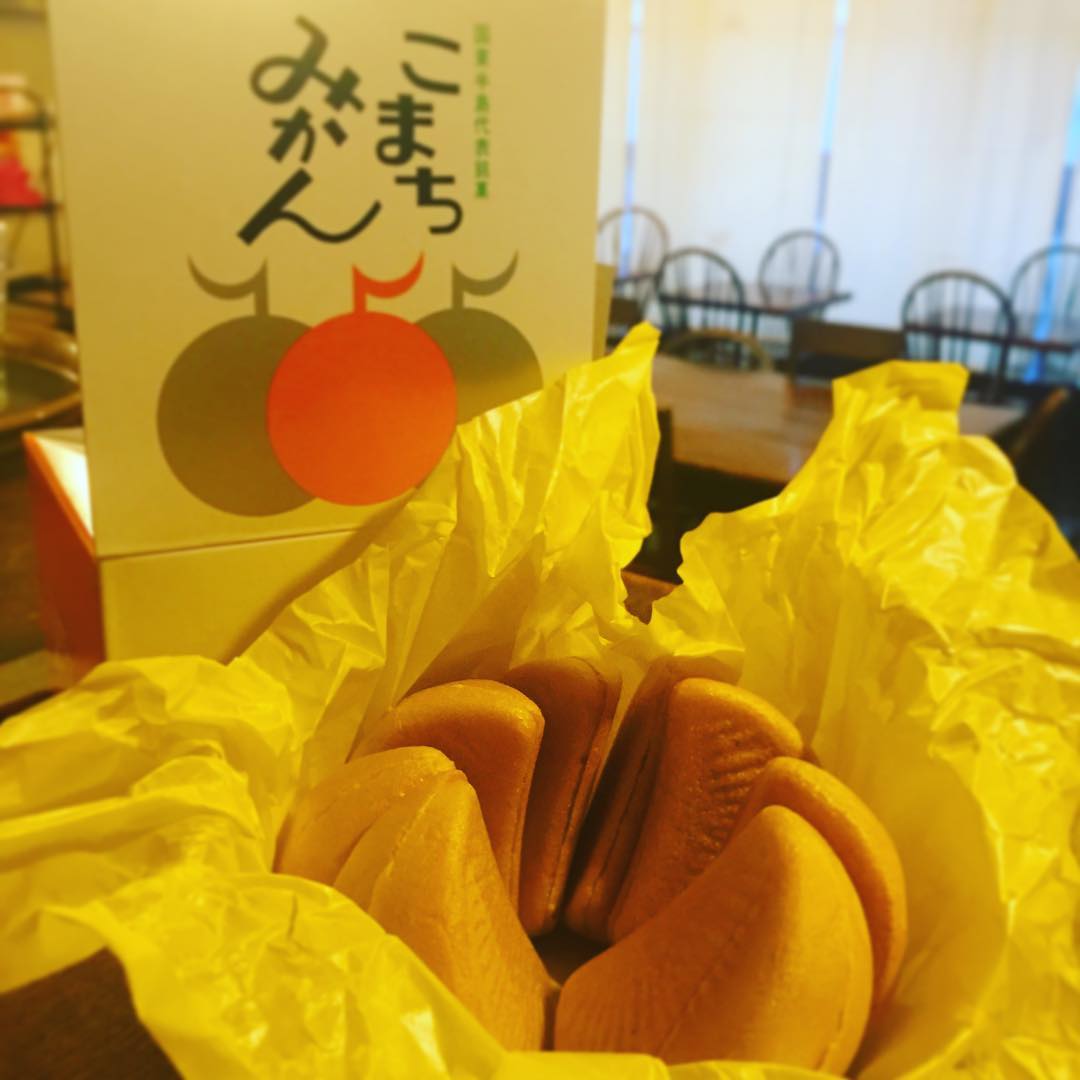 大分土産にいただきました、かわいらしいモナカ！みかん風味の餡が美味しゅうございます。ありがとう、ごちそうさまです！（麻）