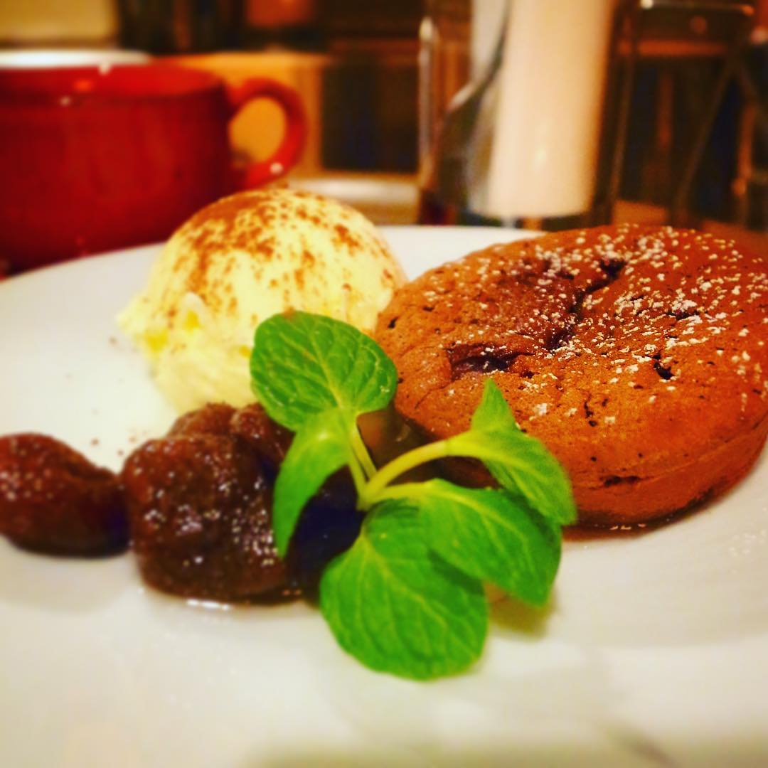 さてさて2月を待たずに季節のデザートは「フォンダンショコラ」登場！あったかチョコケーキにひんやりアイスクリームと自家製いちごジャム！バレンタインすぎまでお出しする予定です！お見逃しなく！（お）