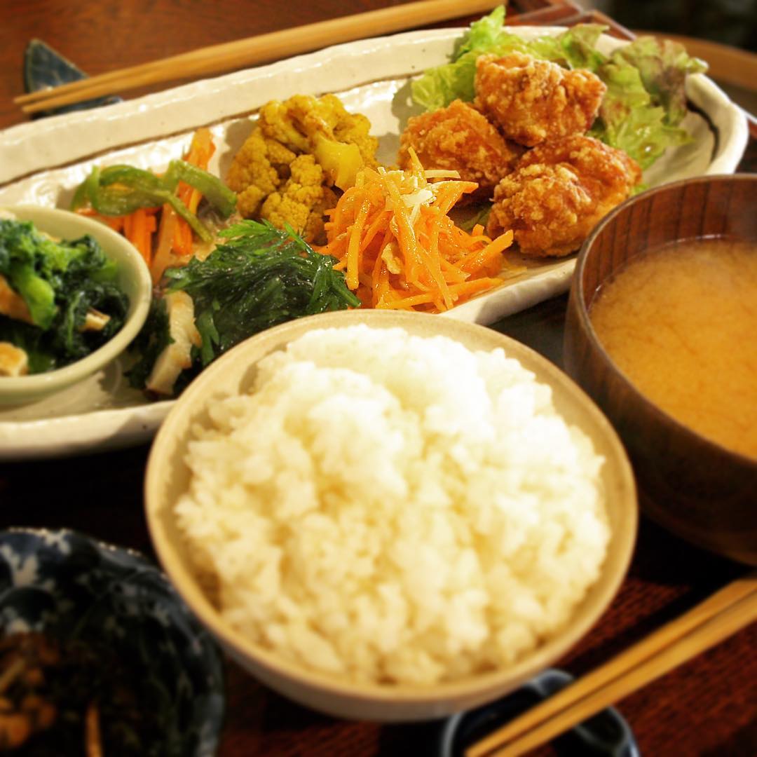 さて！今日のランチは初登場！店長おまかせ「ちょこもりランチ」に鶏のから揚げが付いてボリュームアップのおいしさアップ！食いしん坊さんにはおススメですよ〜（笑）（お）