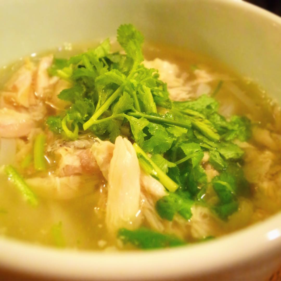 そしてベトナム風と言えばやっぱりつるつる「フォー・ガー」ナンプラー風味はパクチーを散らしたあつあつ鶏うどん！お好みでライムをしぼってどうぞ！（お）